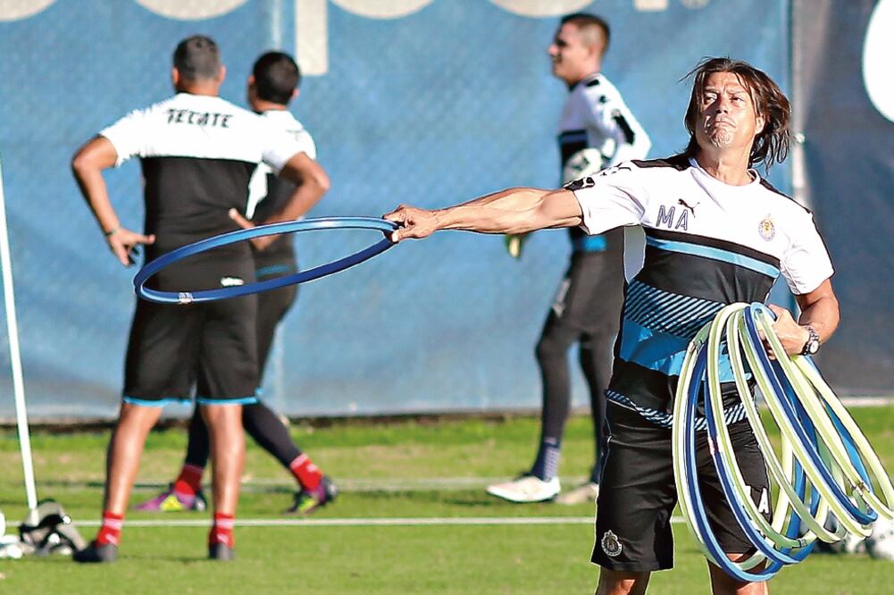 Según el técnico argentino, Chivas aguarda paciente el momento de levantar el trofeo de campeón. (JORGE BARAJAS. IMAGO7)