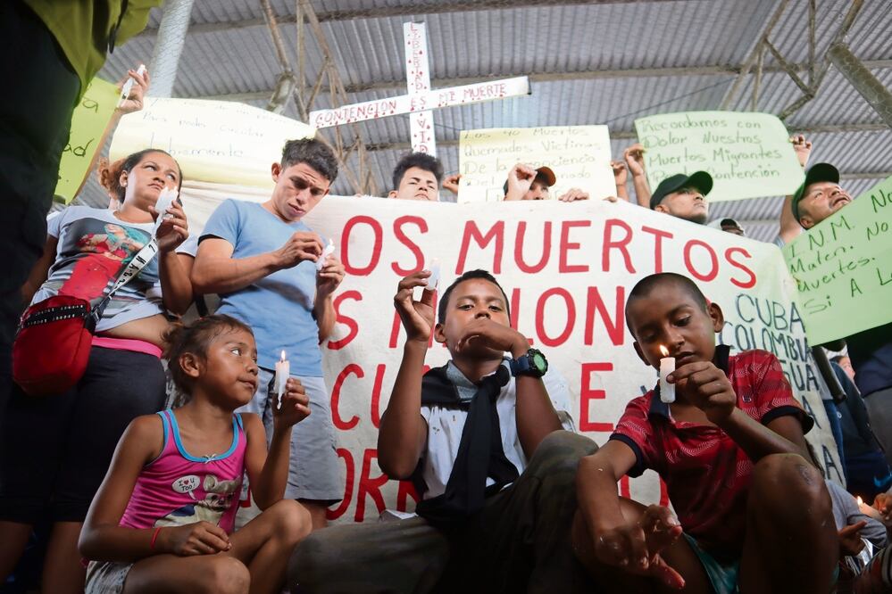 Con velas encendidas, integrantes de la caravana recordaron a los migrantes que han fallecido en su travesía. Foto: Marí de Jesús Peters / El Universal