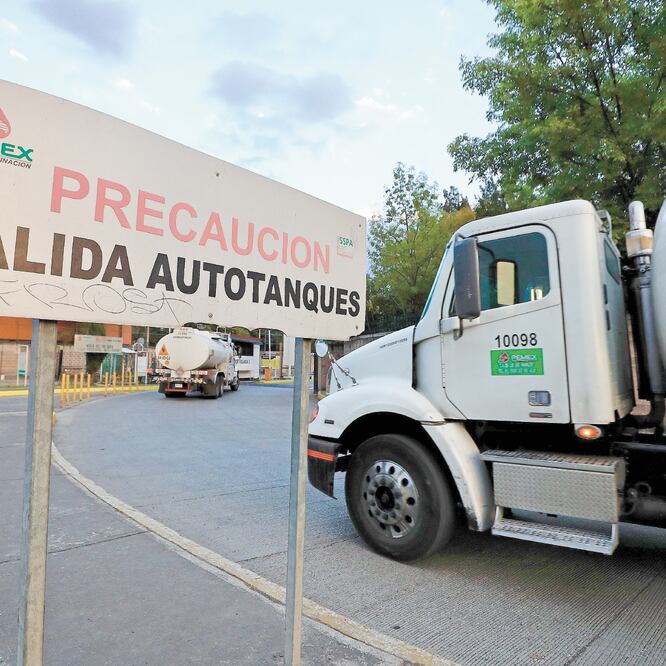 El gobierno federal adquirió 500 autotanques para el transporte de combusti ble y que permiten enfrentar el desabasto provocado por robo de gasolina y diesel. ARCHIVO EL UNIVERSAL