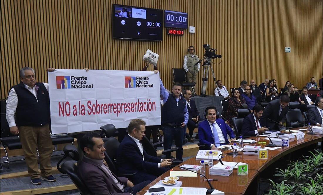 Acosta Naranjo mostró una lona en protesta contra la sobrerrepresentación de Morena y aliados. Foto: Fernanda Rojas/EL UNIVERSAL