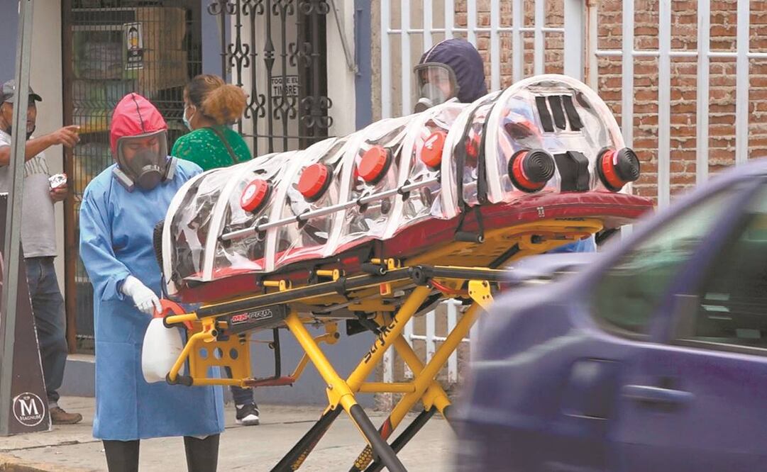 Personal de la Secretaría de Salud traslada a una paciente con síntomas de Covid-19 a un hospital en el estado de Oaxaca. Ayer se registraron 9 mil 697 nuevos casos positivos. Foto: EFE.