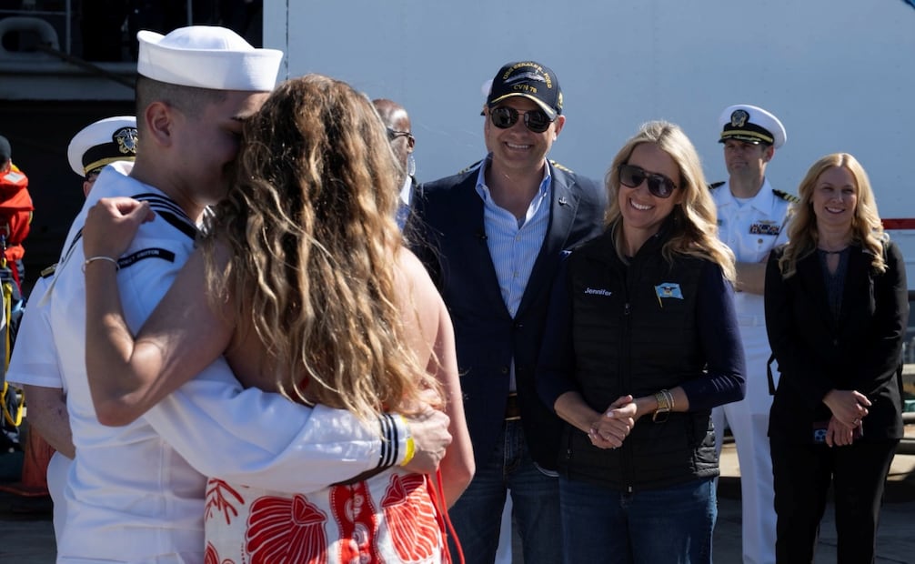 El Secretario de Guerra, Pete Hegseth, y su esposa reciben a marineros tripulantes del portaviones Gerald R. Ford (16/05/2026). Foto: @SecWar.