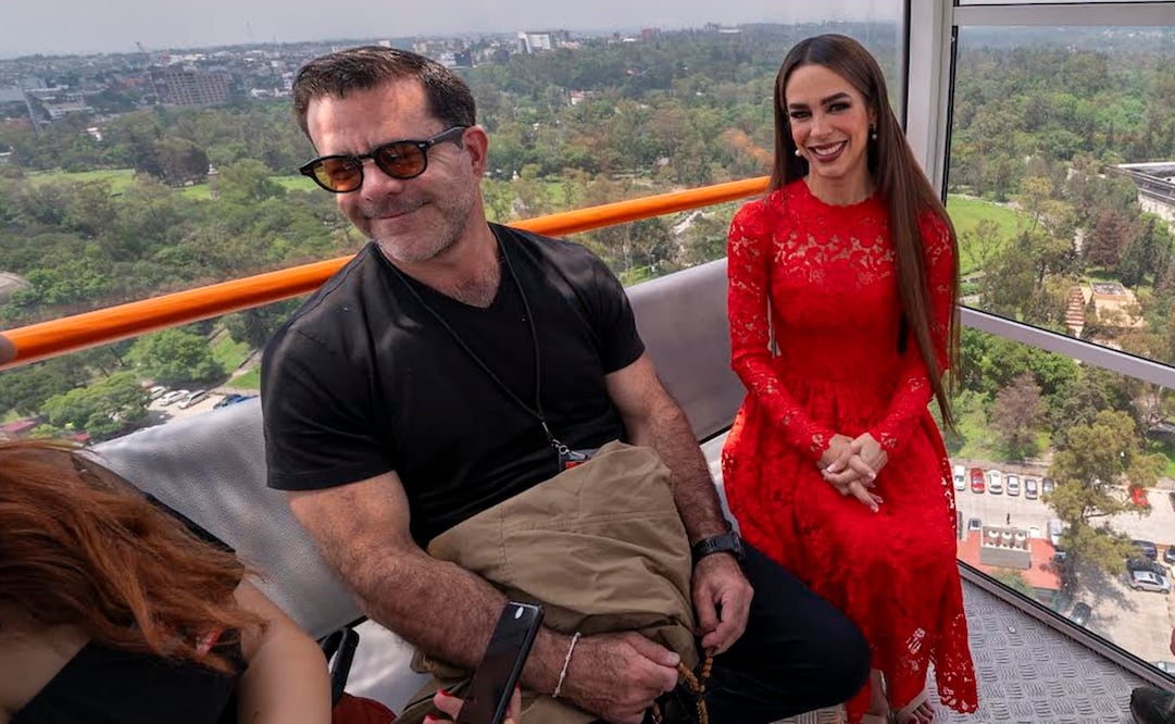 Los orgullosos padres desean la felicidad de su hija.