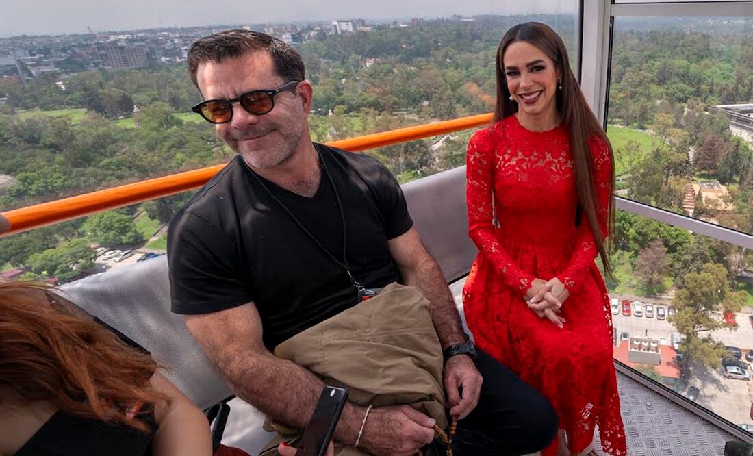 Los orgullosos padres desean la felicidad de su hija.