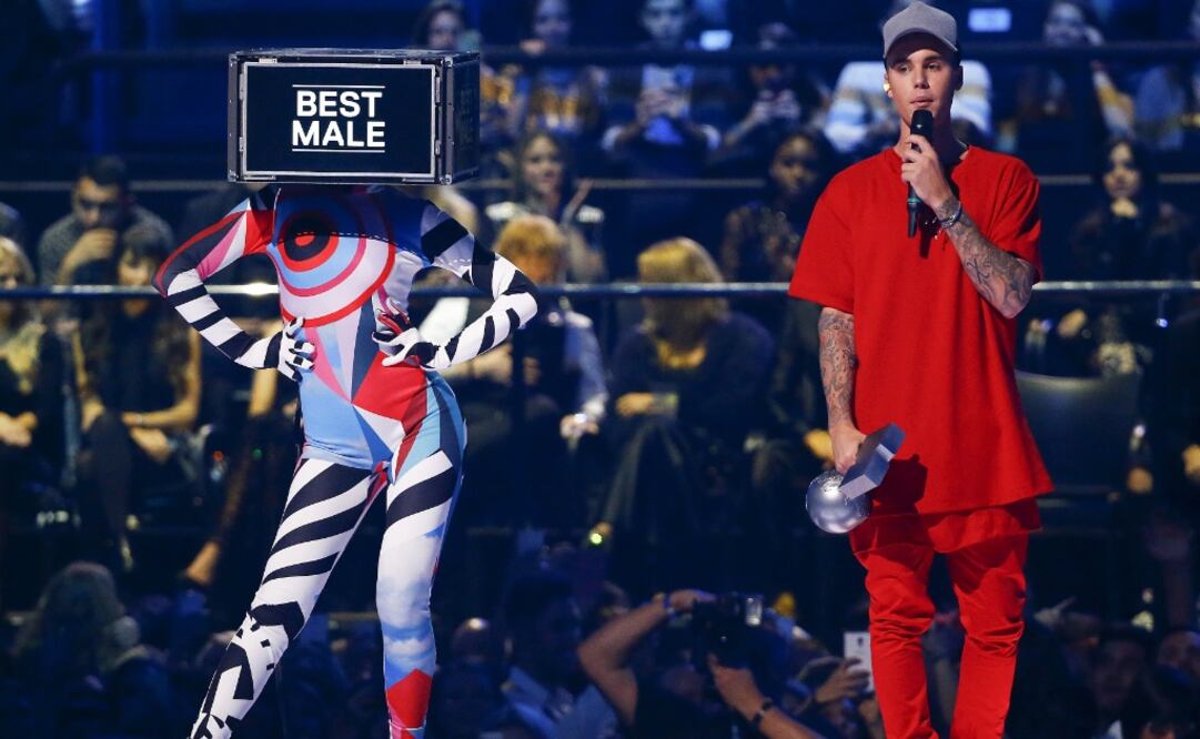 Justin Bieber se llevó el primer premio de la noche al ser reconocido como Mejor Artista Masculino. También obtuvo el premio de Mejor Colaboración por su trabajo en Where are U Now junto a Skrillex y Diplo, y de Mejor Look Foto:Reuters