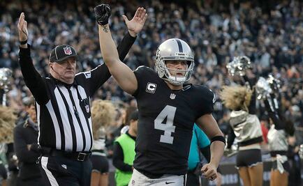 Derek Carr logra millonario acuerdo con Raiders 