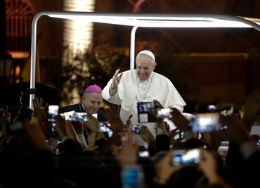 Francisco llega a misa en papamóvil de Juan Pablo II