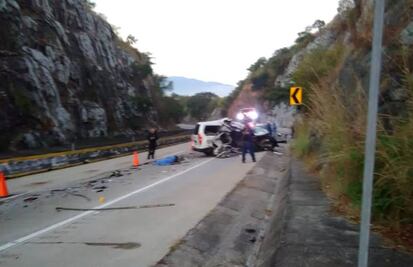 Choca tráiler con camioneta en la Autopista del Sol; hay 5 muertos