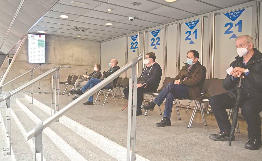 En Madrid, esperan ser vacunados con dosis de AstraZeneca. Foto: Javier Soriano/ AFP.