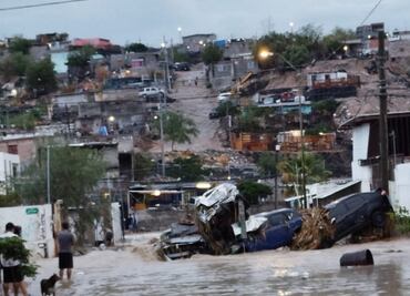 Lluvias torrenciales dejan inundaciones y crecida de arroyos en Ciudad Juárez; reportan daños en viviendas y vehículos