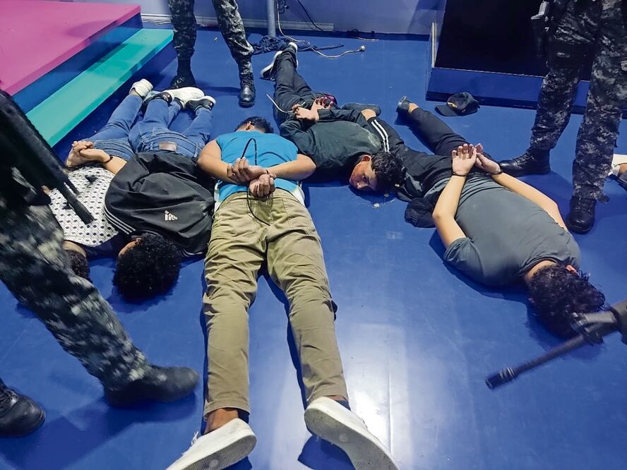 Un grupo de hombres, tras su detención por parte de la fuayer, en la televisora TC en Guayaquil. Foto: EFE