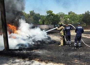 Se quema depósito de llantas en comunidad de Tezontepec de Aldama, Hidalgo; origina contaminación severa y daños al sistema eléctrico