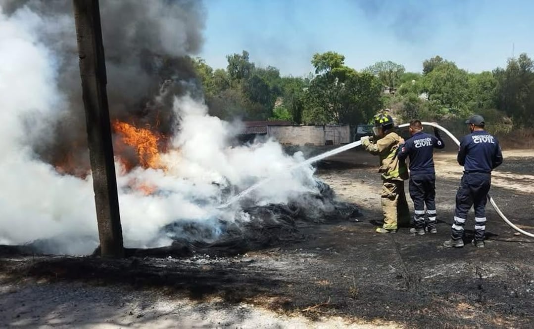 Una densa columna de humo negro fue visible desde varias demarcaciones de la región. Foto: Especial