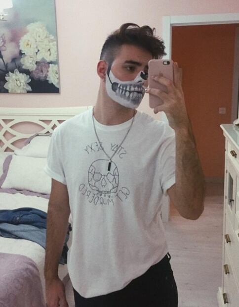 Joven español crea bordados con códigos de canciones y enloquece las redes sociales