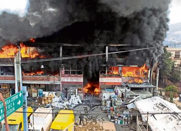Evacuan a 1,500 por incendio en fábrica de Tenayuca