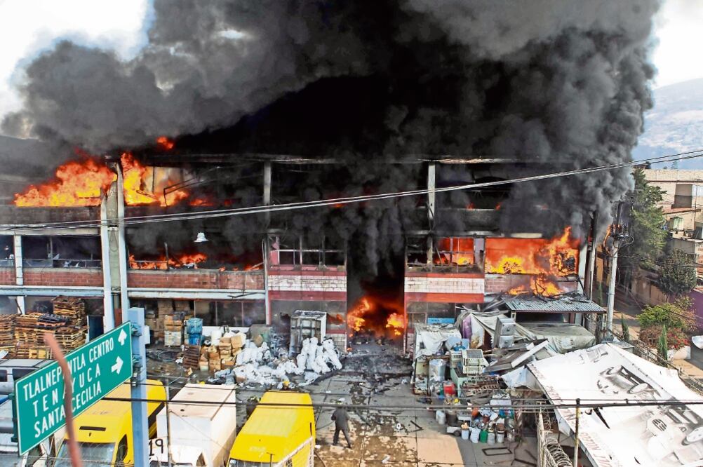 Aproximadamente a las 9:45 de la mañana, vecinos reportaron un incendio en la Almacenadora Montoya, ubicada en la calle Acueducto de Tenayuca, en Tlalnepantla (FERNANDO MARTÍNEZ. EL UNIVERSAL)
