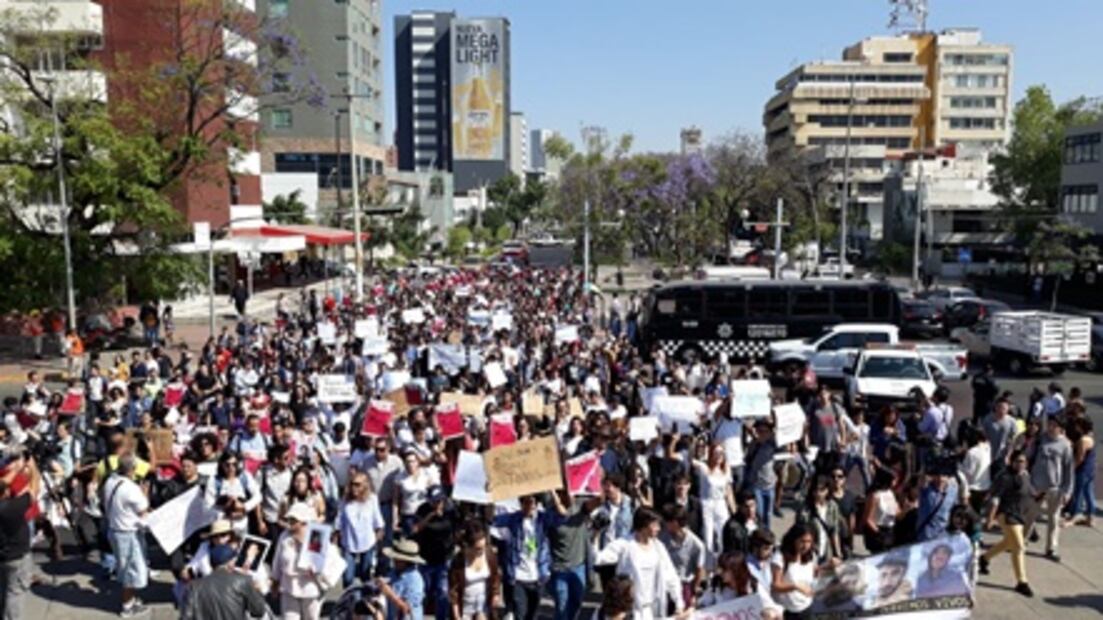 Con marcha en Guadalajara exigen hallar a los 3 estudiantes de cine