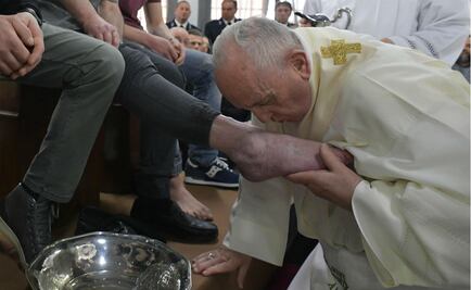 Papa lava pies de 12 prisioneros en cárcel cercana a Roma