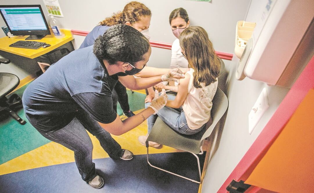 Una estudiante de secundaria recibe su primera vacuna contra el coronavirus en Decatur, Georgia, en mayo pasado. Foto: Ron Harris. AP