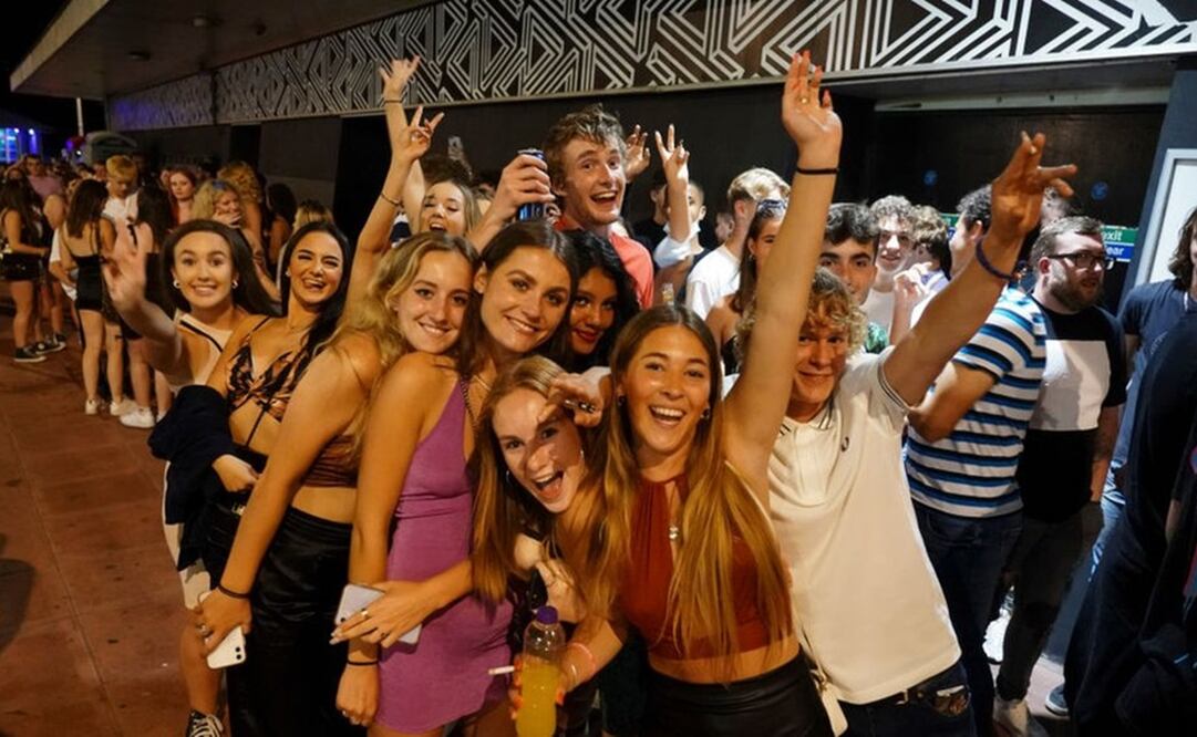 Clientes en la fila para entrar en un club nocturno en Brighton, Inglaterra, celebran el fin de las restricciones. Foto: Getty Images