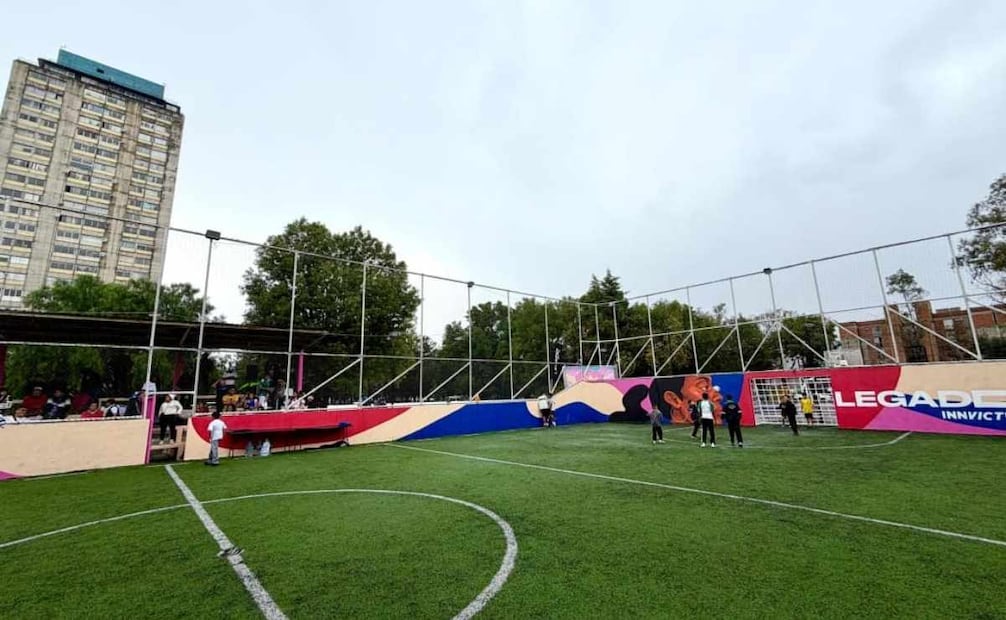 La alcaldía Cuauhtémoc entregó la rehabilitación de una cancha de futbol en Tlatelolco 01/09/2026 | Foto: Cortesía Alcaldía Cuauhtémoc.