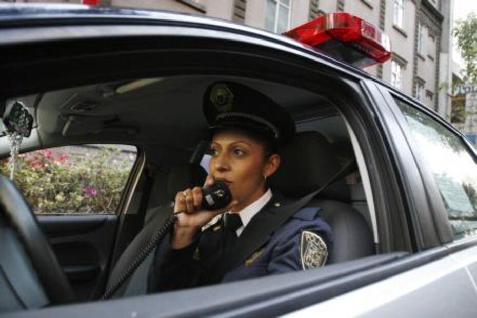 Mujeres policías, de la elegancia a la rudeza