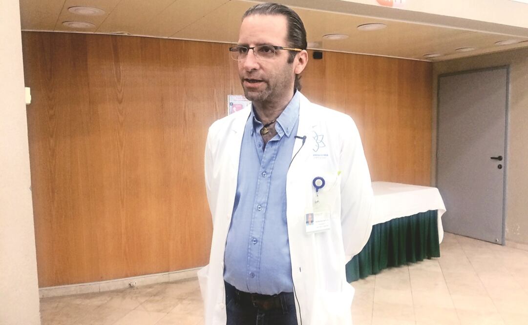 Las especialidades del médico Samuel Tobías son la cirugía de base de cráneo, los tumores cerebrales, la espina dorsal y los neurotraumas. Dice que el principal obstáculo es que algunos pacientes no quieren ser atendidos. Fotos: ASTRID RIVERA