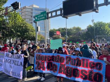 Locatarios de mercados bloquean calles en CDMX; exigen derogación de nuevos lineamientos de la Sedeco