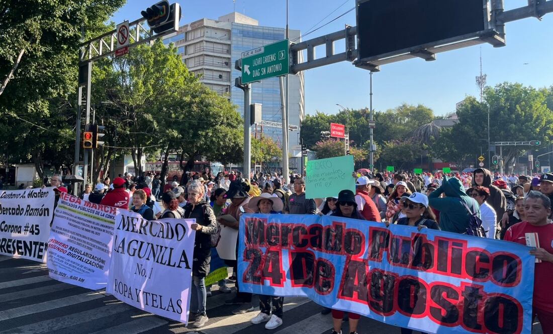Locatarios de mercados de la alcaldía Benito Juárez bloquean vialidad; exigen derogación de nuevos lineamientos de la Sedeco. Foto: Rafael García