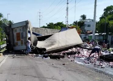 Vuelca tráiler con cerveza en Campeche; decenas de personas roban el producto