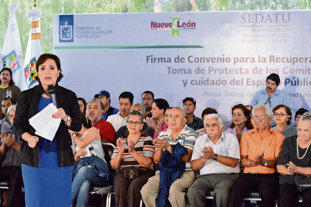 Rosario Robles, titular de Sedatu, firmó ayer un convenio de recuperación de 101 espacios públicos en Nuevo León (EMILIO VÁSQUEZ. EL UNIVERSAL)
