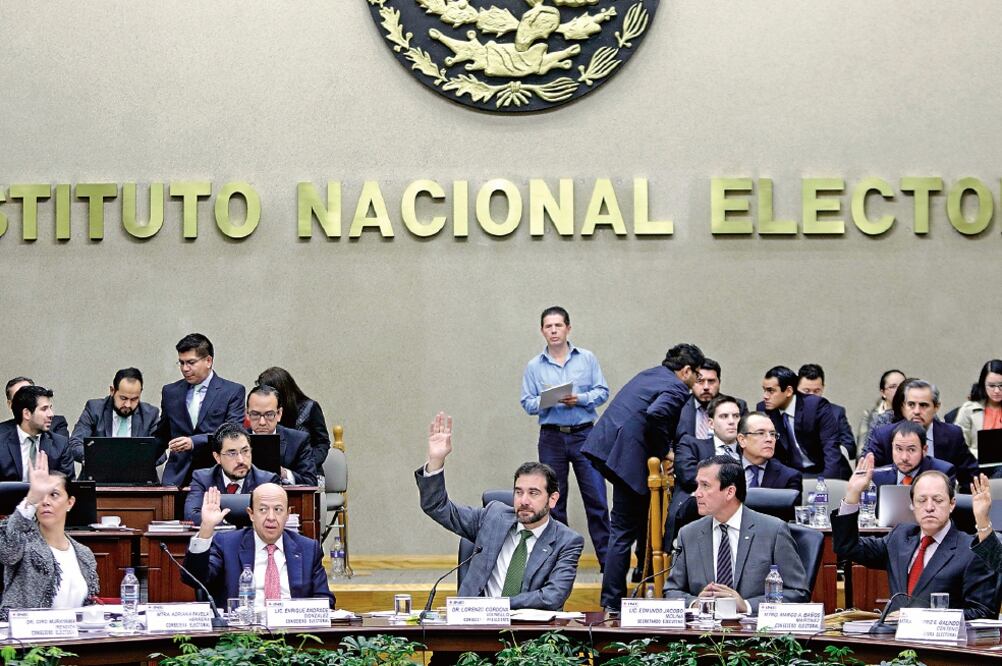 Los consejeros del Instituto Nacional Electora, en su sesión de ayer, donde aprobaron las propuestas de los partidos (LUIS CORTÉS. EL UNIVERSAL)