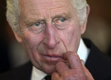 Carlos III podría comer un pastel de parásitos chupasangre: una peculiar tradición en la monarquía