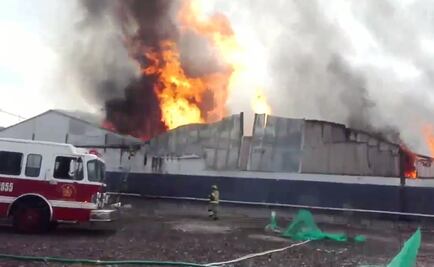 Combaten incendio en fábrica de vinos en Iztacalco