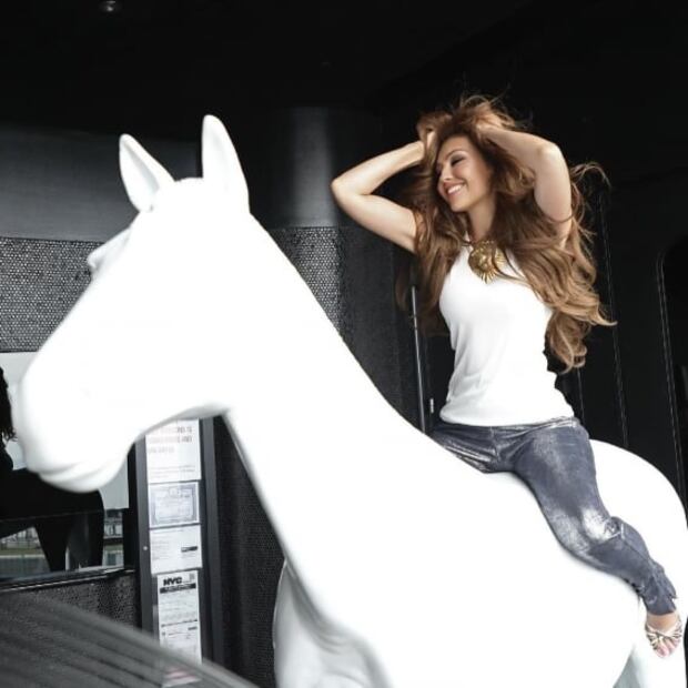 Thalía no pierde el estilo ni en pijama ni con la cara lavada: video