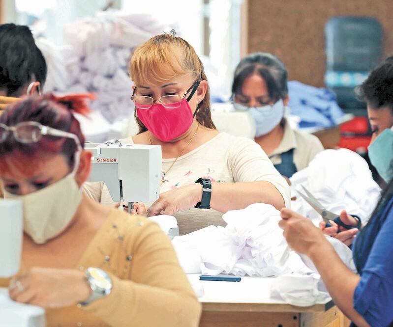 El objetivo de las mujeres es elaborar 7 mil 500 cubrebocas a la semana, por lo que cada día se levantan a las 9:00 horas y se comprometen a hacer al menos 100. Foto: JORGE ALVARADO