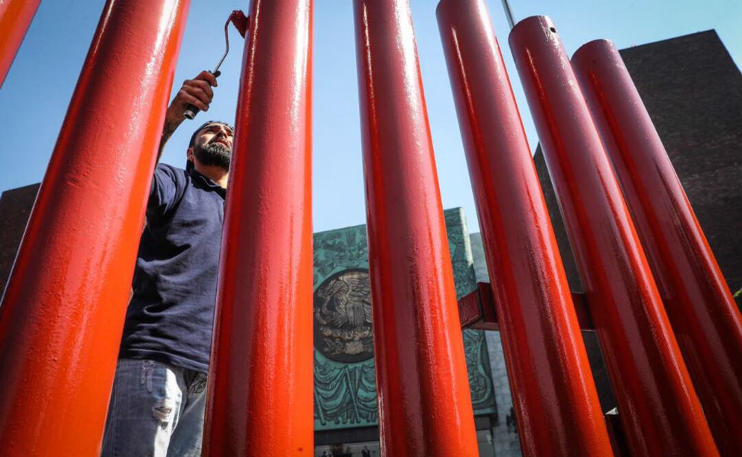 Desde el pasado lunes, al menos unos 50 trabajadores de la Cámara de Diputados pintan las rejas de la sede. FOTO: Juan Carlos Reyes | EL UNIVERSAL