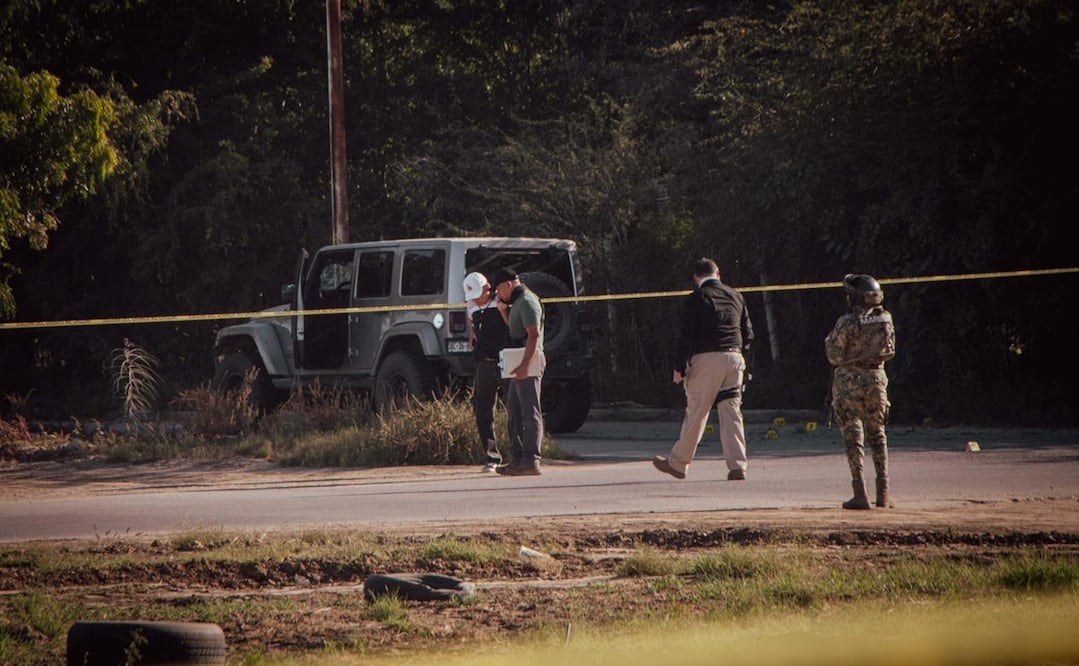 En el sitio fue asegurado el vehículo tipo Jeep Wrangler en el que se desplazaba, el cual presentaba múltiples impactos de arma de fuego. Foto: Alberto Cota