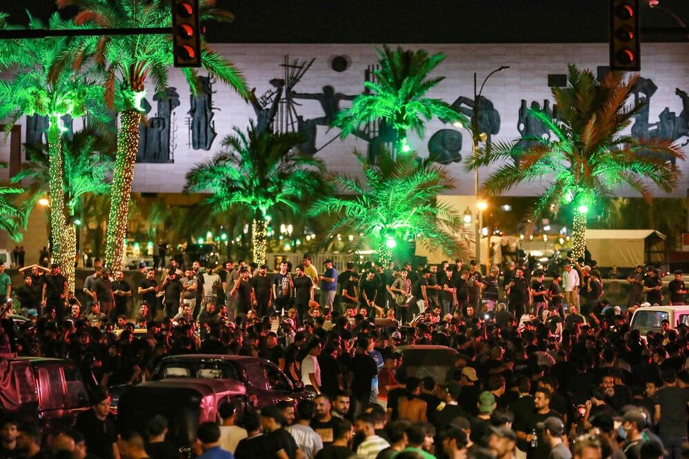 Seguidores del clérigo chiita iraquí Moqtada al-Sadr protestan en la plaza Tahrir, cerca de la Zona Verde de Bagdad, un día después de una supuesta quema del Corán en Copenhague, a primeras horas del 22 de julio de 2023. Foto: AFP