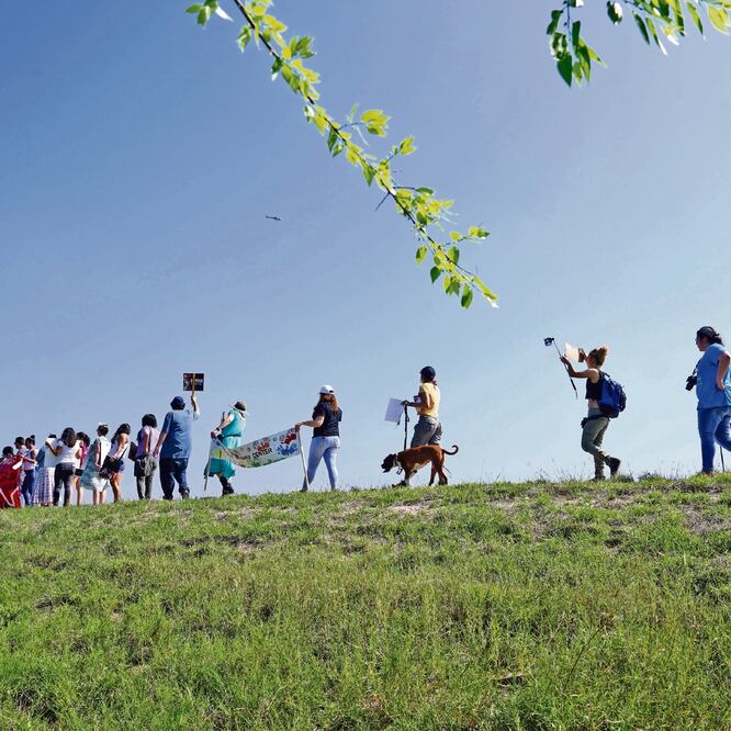 Manifestantes protestaron en contra del muro entre Estados Unidos y México desde la reserva natural del Centro Nacional de Mariposas, cerca del Río Grande en Mission, Texas. VERÓNICA G. CÁRDENAS. REUTERS