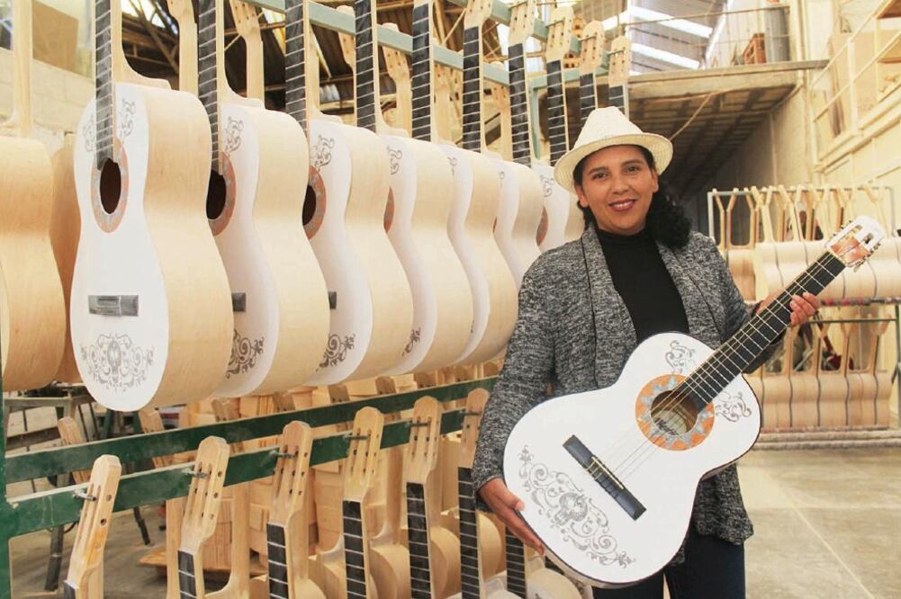 Reco nocimiento. La alcaldesa de Paracho, Marisol Castro, explica que artesanos se han beneficiado de la creación de Germán Vázquez, quien permite que se hagan réplicas de su guitarra. (CARLOS ARRIETA. EL UNIVERSAL)