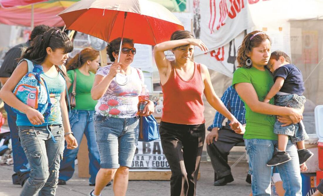 Se recomienda a la población protegerse de los rayos solares usando bloqueador, lentes con filtro UV, llevar gorra o sombrero y vestir con prendas de manga larga y colores claros. (Foto: El Universal / Archivo)