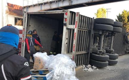 Vuelca tráiler en Tlalnepantla e impide paso hacia la CDMX