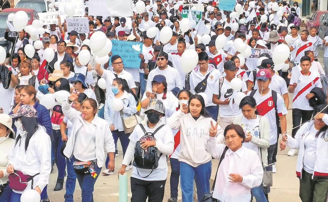 Residentes de Huancayo, Perú, participan en una marcha por la paz, después de varios días de disturbios que sacudieron el país.
