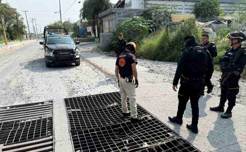 Cuerpos de auxilio realizaron diversas maniobras y utilizaron equipo especializado para abrir el registro y extraer al hombre. Foto: Especial.