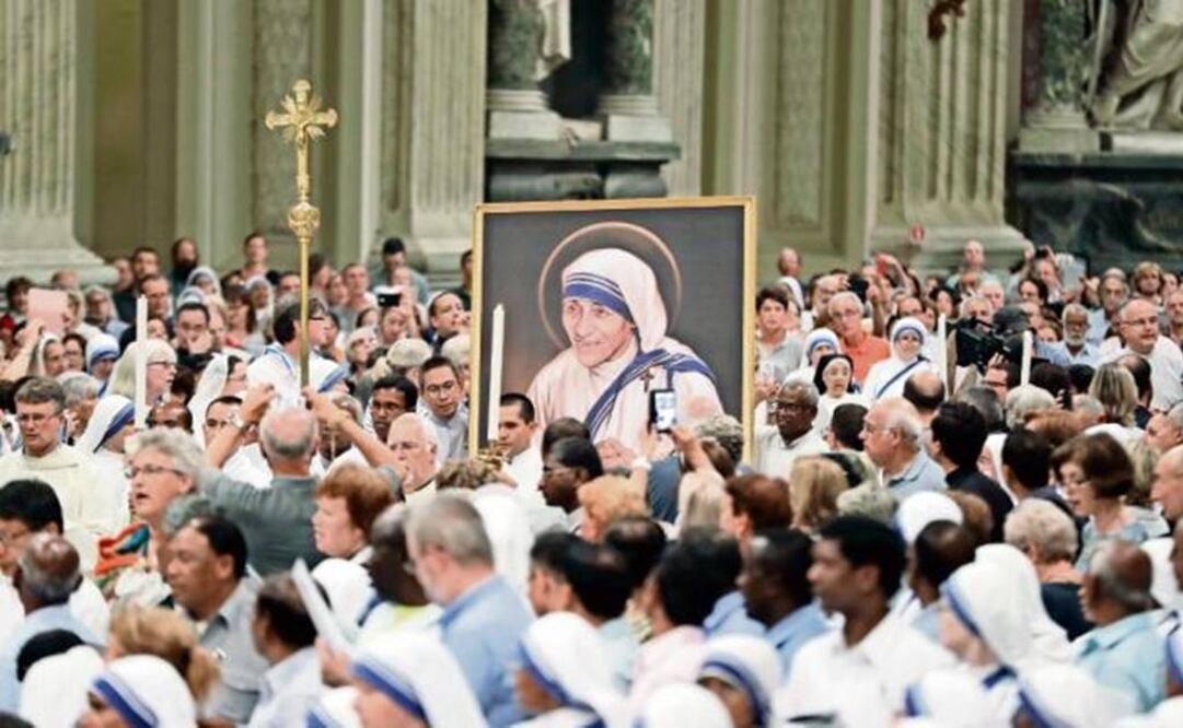 Decenas de miles de peregrinos, ricos y pobres, poderosos y sin techo, habían llenado la plaza para seguir la canonización ceremonia (Jerónimo Andreu. EL UNIVERSAL)