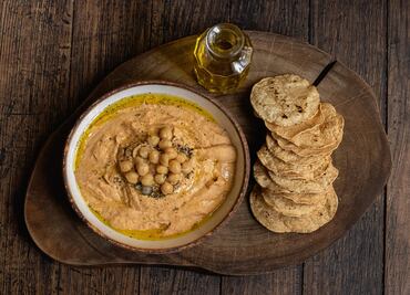 Hummus, un snack saludable hecho con garbanzos