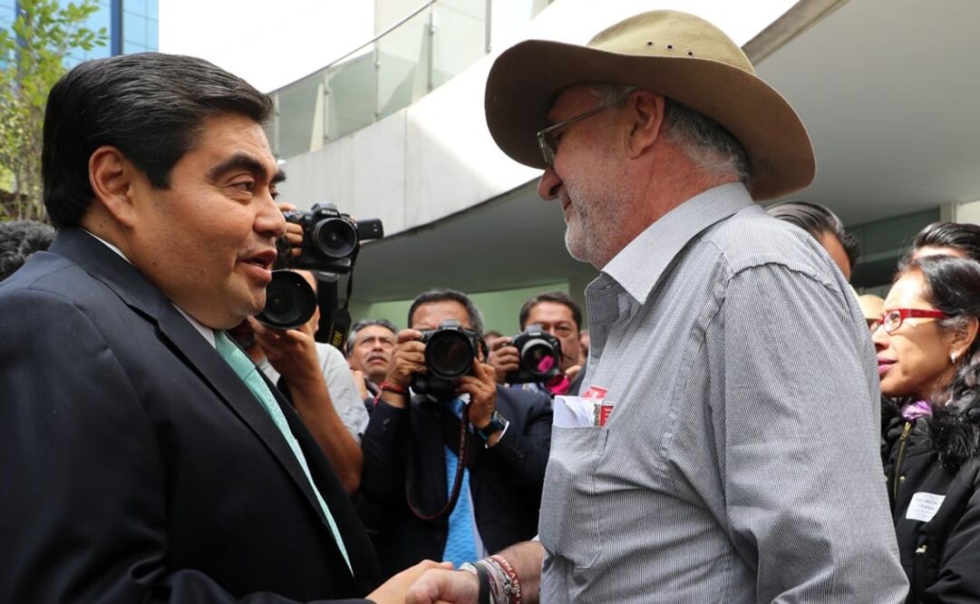 El senador del PRD y el poeta Javier Sicilia dialogan previo a la reunión de un grupo de legisladores con el Frente Amplio Morelense. /Lucía Godínez - EL UNIVERSAL