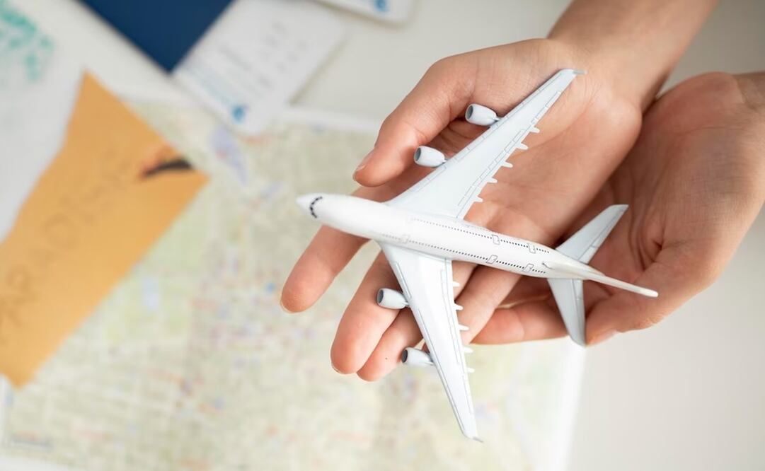 Descubre cómo revisar el estatus de tu vuelo si viajas en el AICM. Foto: Freepik