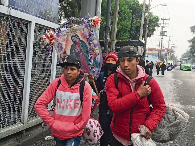 Ni el frío ni la lluvia detiene a los peregrinos en su recorrido